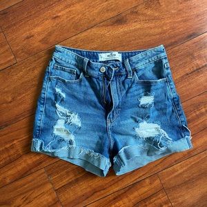 Curvy Ultra High-Rise Mom Short 3” Hollister Jean Shorts